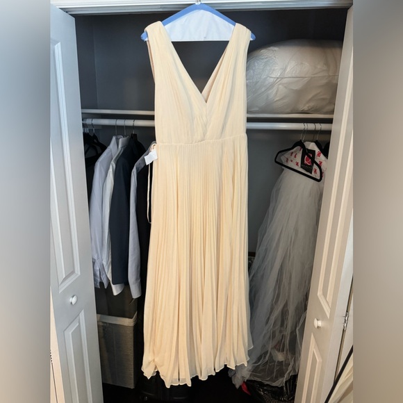 Fame and Partners Pleated V Neck dress - Picture 2 of 7